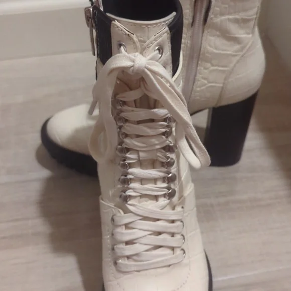 NWOT Vince Camuto Women's Ermania Combat Block Heel Platform Boots - Size 5 - Picture 6 of 8